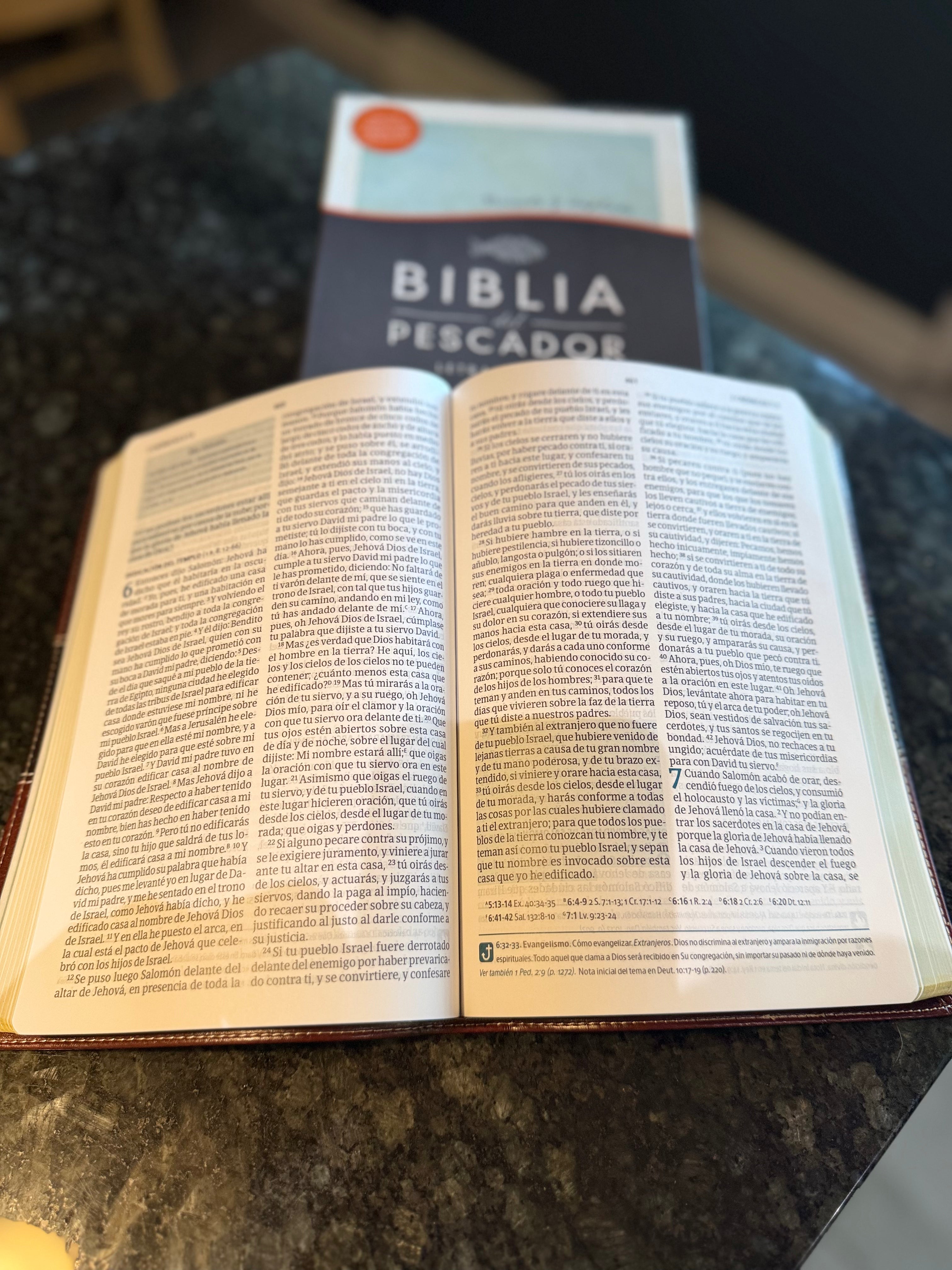 Biblia del Pescador Letra Grande RV 1960 – Caoba y Café