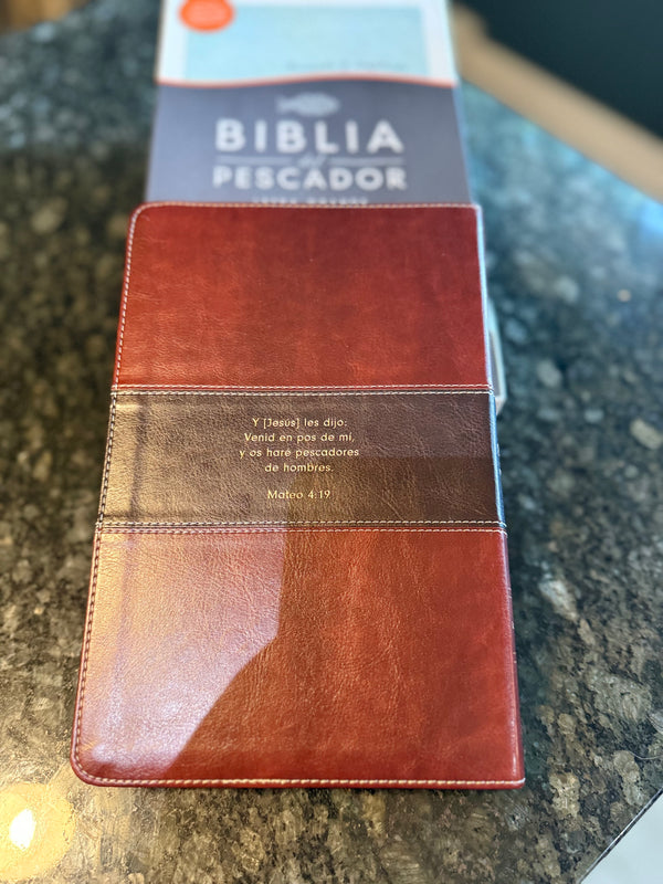 Biblia del Pescador Letra Grande RV 1960 – Caoba y Café