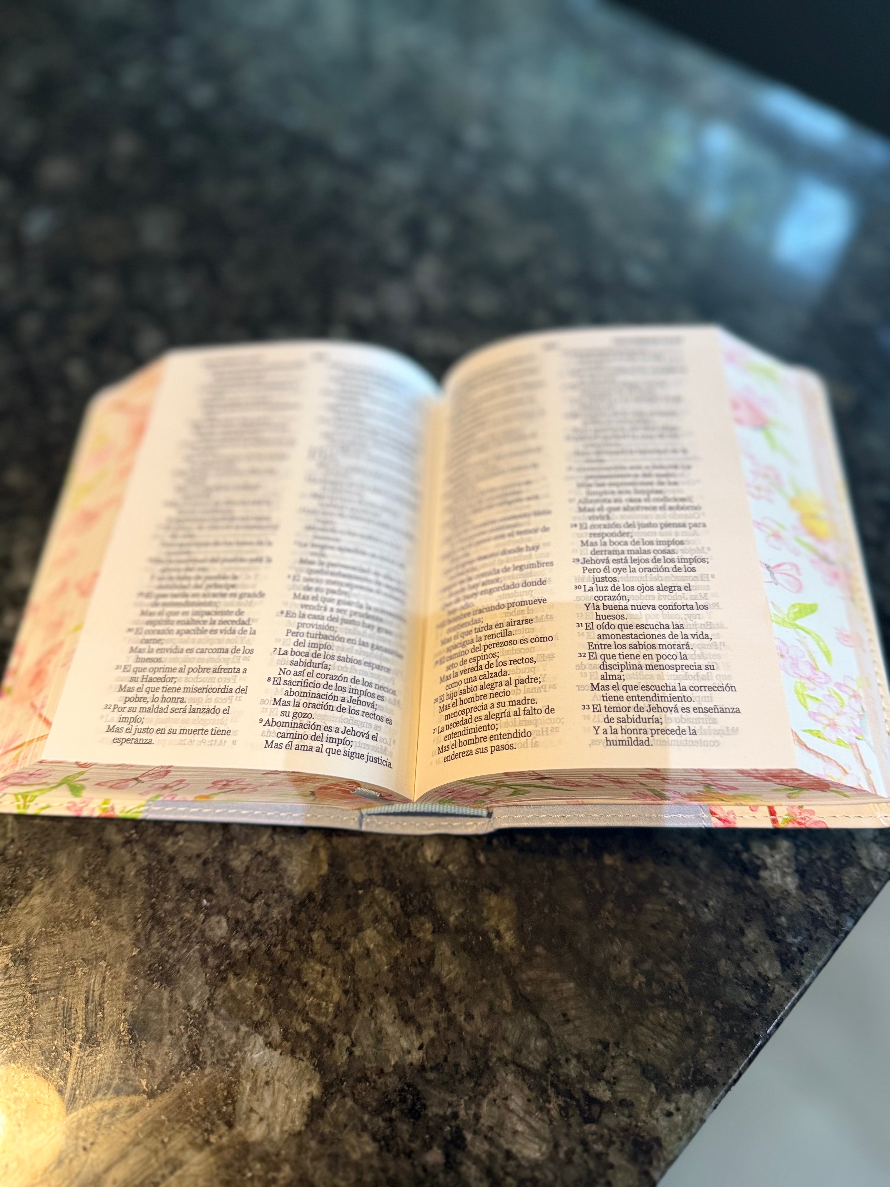 Floral Grace Spanish Bible – Reina-Valera 1960 (Compact Edition)